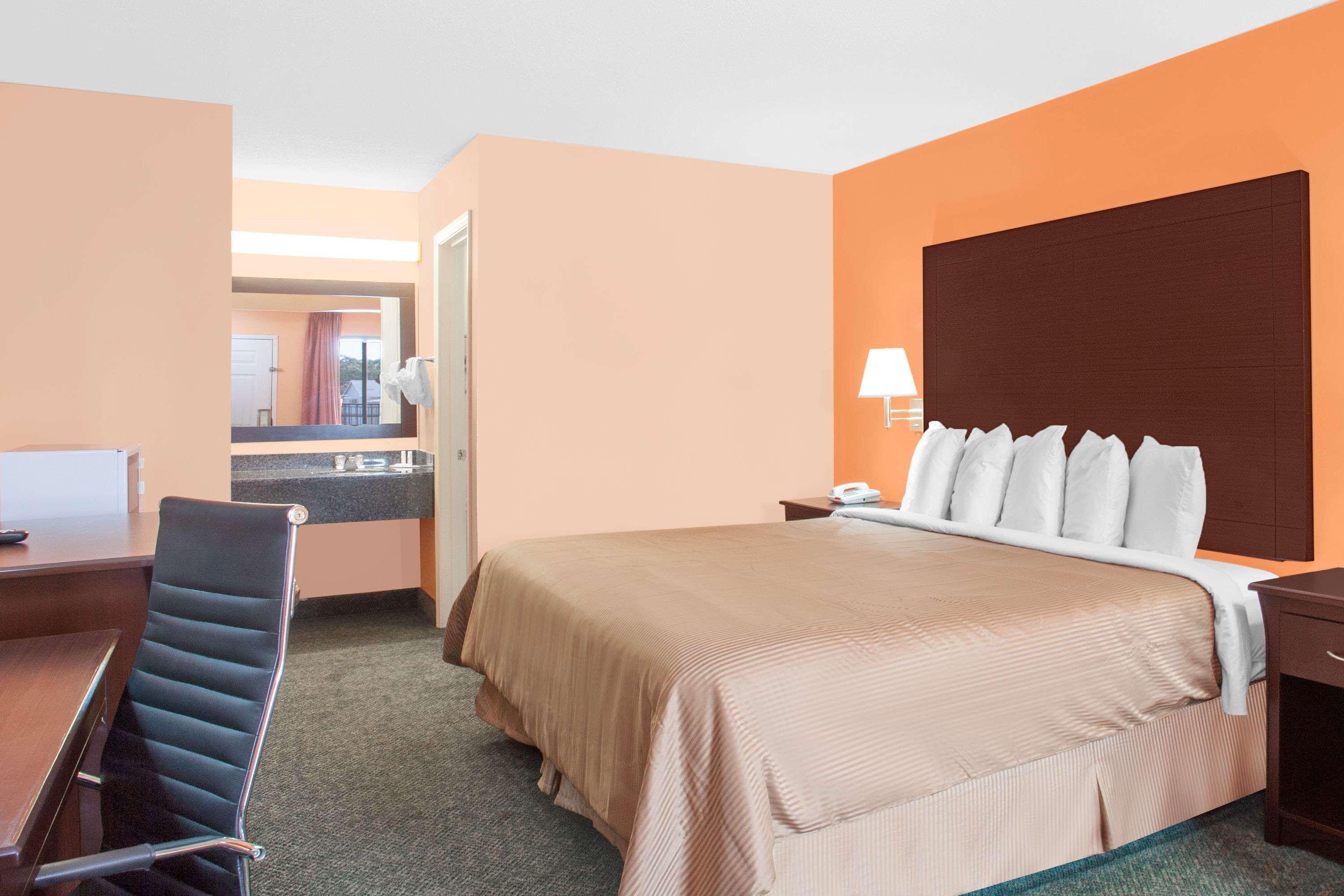 Days Inn By Wyndham Moulton Exterior photo