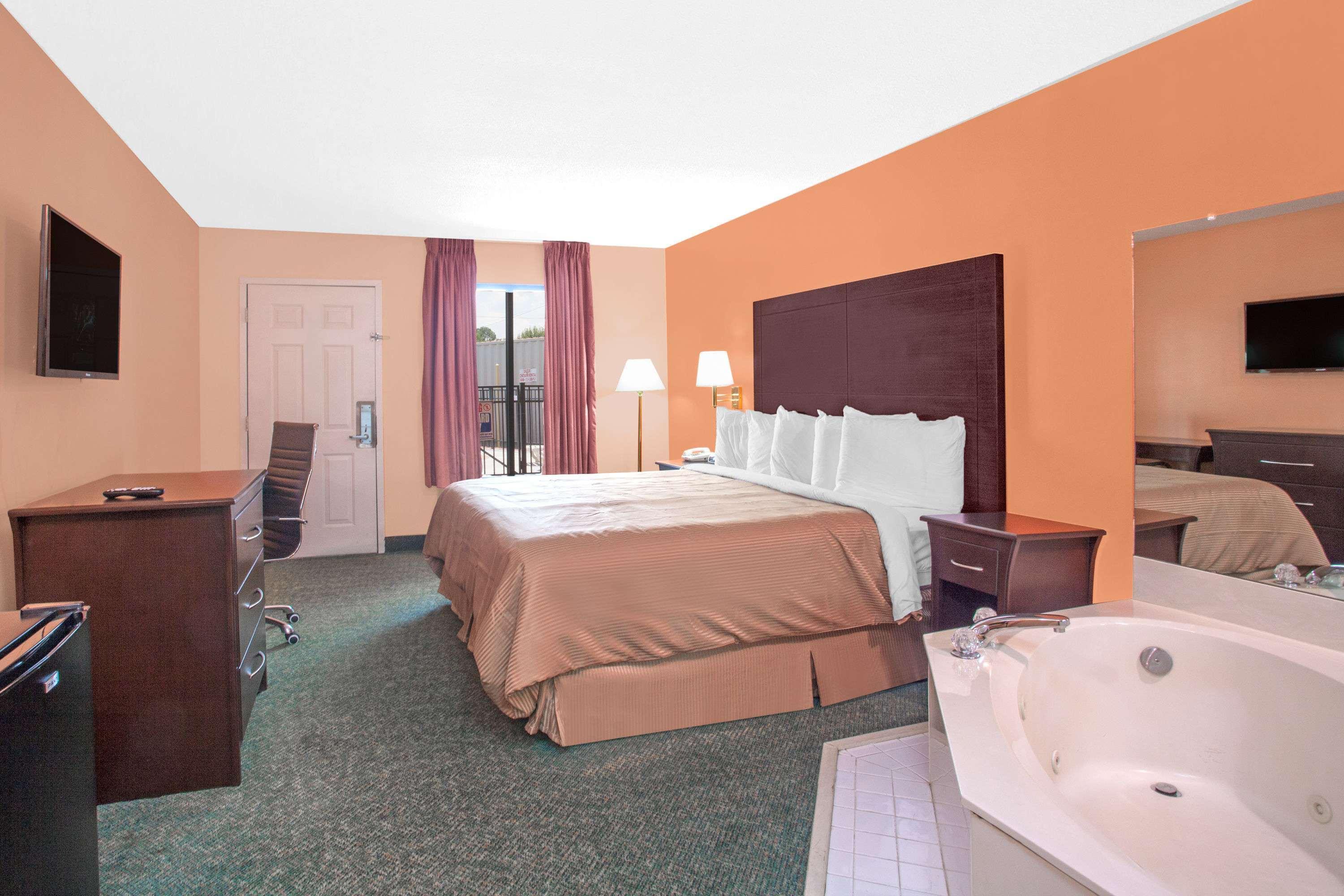 Days Inn By Wyndham Moulton Exterior photo