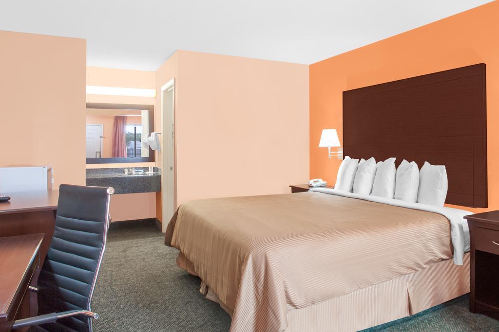 Days Inn By Wyndham Moulton Exterior photo